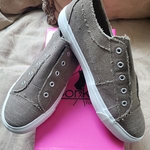 NWT Corkys Sneaker